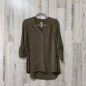 Francesca’s Birdcage Collection Olive Button-Down Cuffed Sleeves Blouse